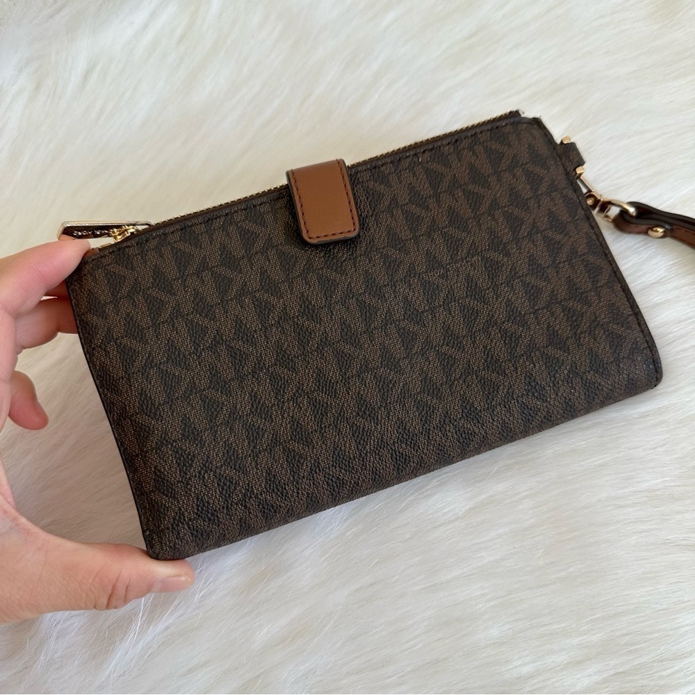 Michael Kors Jet Set Brown Monogram Travel Wallet - Picture 4 of 7